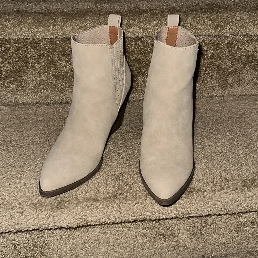SOLD‼️Beige boots with wooden heel - Picture 1 of 6
